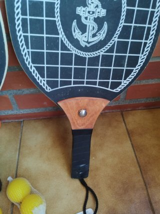 2 racchette da spiaggia e 4 palline