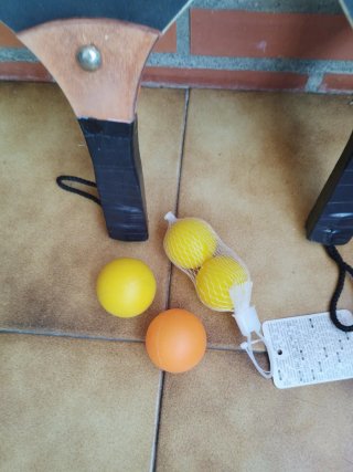 2 racchette da spiaggia e 4 palline