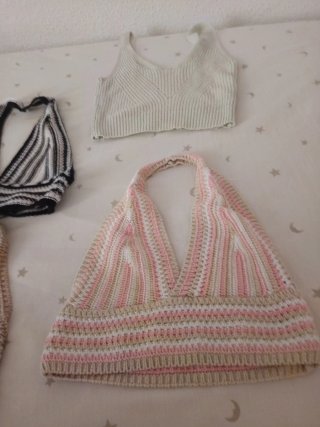 Conjunto top lila y falda blanca