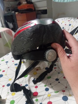 Casco de bicicleta rojo y plateado