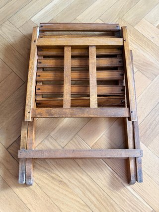 Silla pequeña de madera