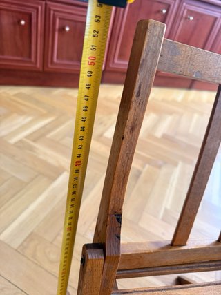 Silla pequeña de madera