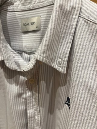 Camisa Scalpers Rayas gris claro y blanca.Talla 43