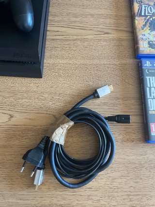 PS4 (PlayStation 4) con 2 mandos y juegos