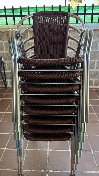 Sillas de aluminio y ratán trenzado