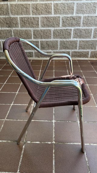 Sillas de aluminio y ratán trenzado