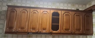 Cocina de madera con encimera de mármol.