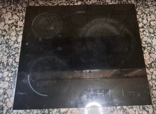 Cocina de madera con encimera de mármol.