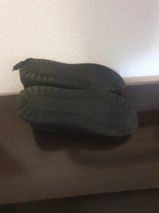 Zapatos negros con cremallera y cordones