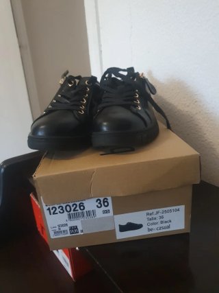 Zapatos negros con cremallera y cordones