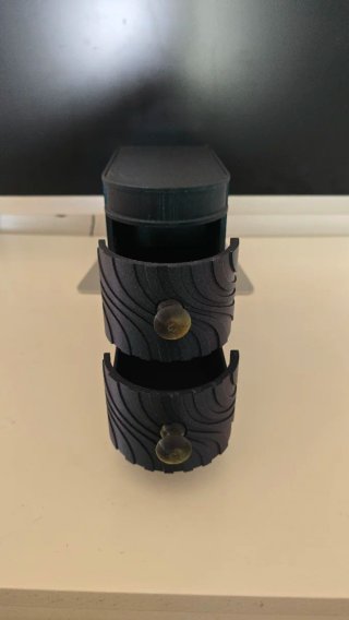 Mini cassettiera da scrivania nera e dorata
