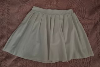 Falda corta blanca plisada