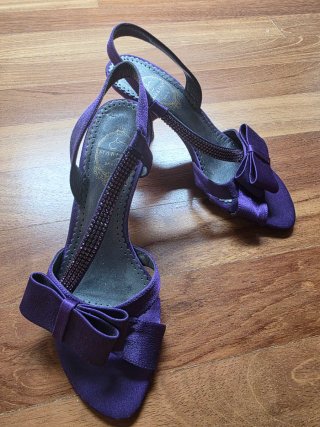 Sandalias Marian Moradas con Pedrería swarovky