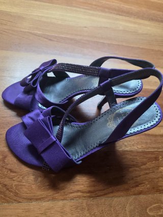 Sandalias Marian Moradas con Pedrería swarovky