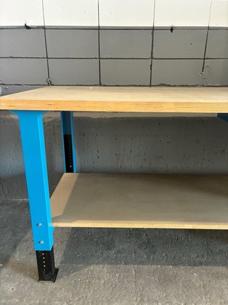 Mesa de trabajo azul y marrón