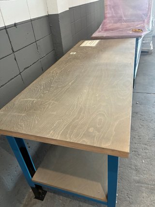 Mesa de trabajo azul y marrón