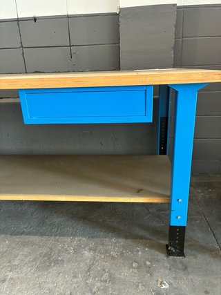 Mesa de trabajo azul y marrón