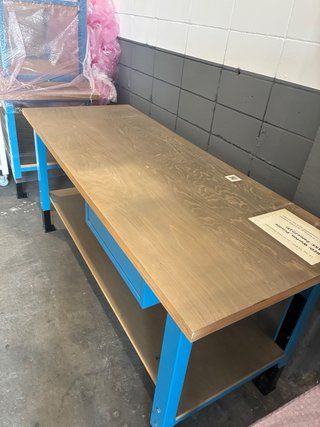 Mesa de trabajo azul y marrón