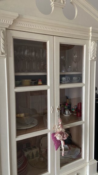 Vitrina de madera y cristal