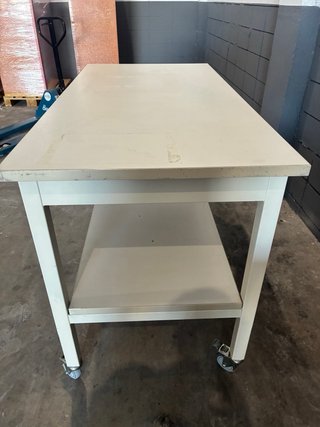 Mesa de aluminio con ruedas