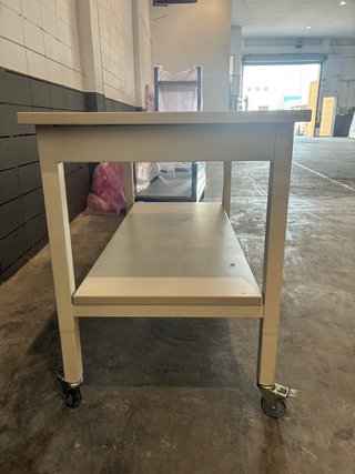 Mesa de aluminio con ruedas
