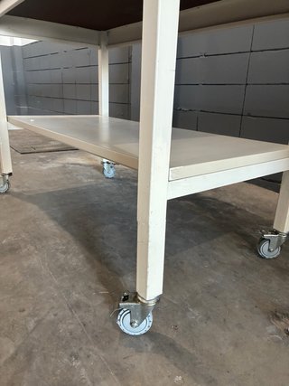 Mesa de aluminio con ruedas