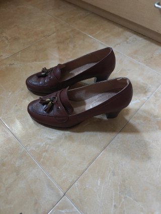 Zapatos de tacón marrones de piel
