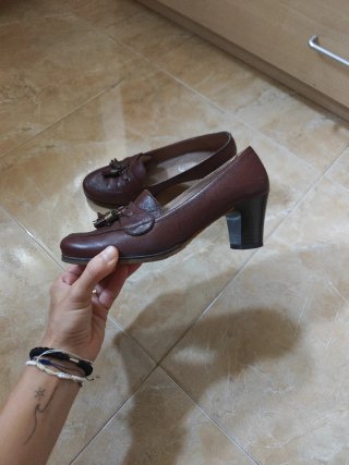 Zapatos de tacón marrones de piel