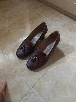 Zapatos de tacón marrones de piel