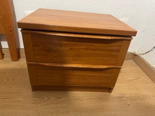 Mesita de noche de madera