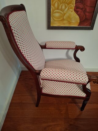 Sillón de madera de nogal tapizado