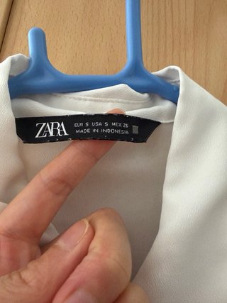 Blusa Zara blanca con volantes