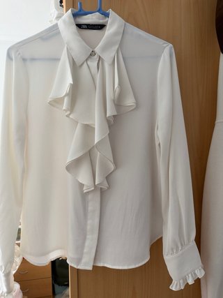 Blusa Zara blanca con volantes