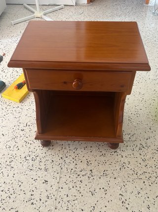 Mesita de noche de madera