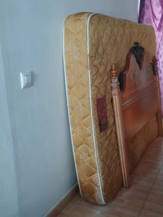 Cama con cabecero de madera