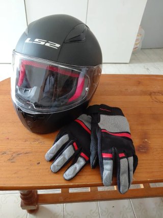 Casco de moto negro con guantes
