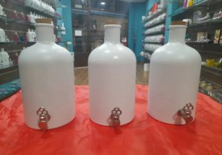 Frascas de loza blancas con grifo