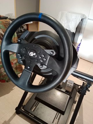 Dos Volantes Thrustmaster con Pedales