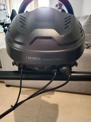 Dos Volantes Thrustmaster con Pedales