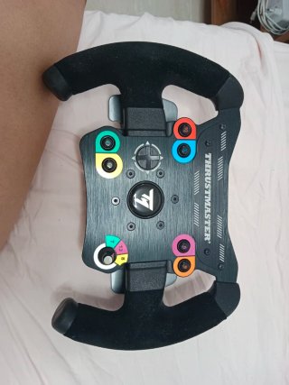 Dos Volantes Thrustmaster con Pedales
