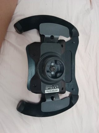 Dos Volantes Thrustmaster con Pedales