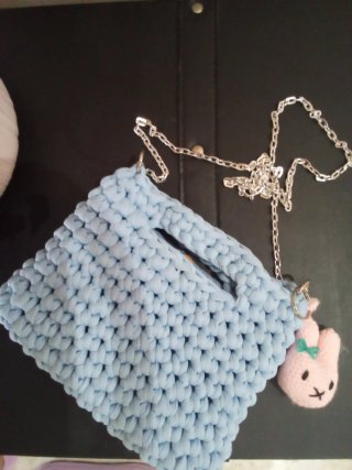 Bolso de crochet azul con llavero de conejo