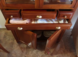 Vitrina de comedor de madera y cristal