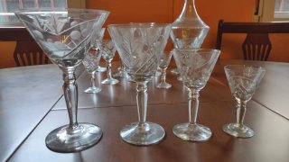 Licorera antigua y copas de cristal