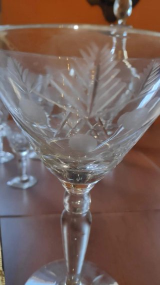Licorera antigua y copas de cristal