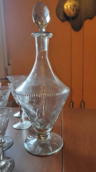 Licorera antigua y copas de cristal