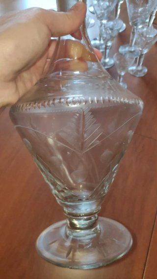 Licorera antigua y copas de cristal