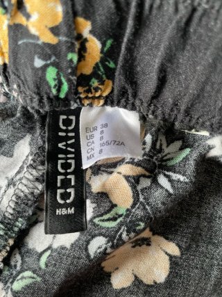 Shorts H&M florales negros talla M