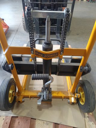 Carretilla elevadora manual amarilla