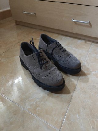 Zapatos grises de piel con plataforma